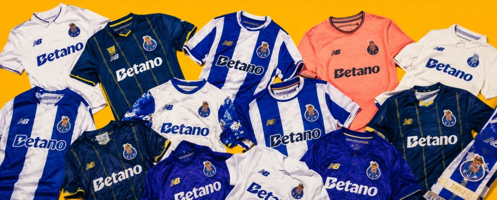 Koszulki FC Porto leżące obok siebie