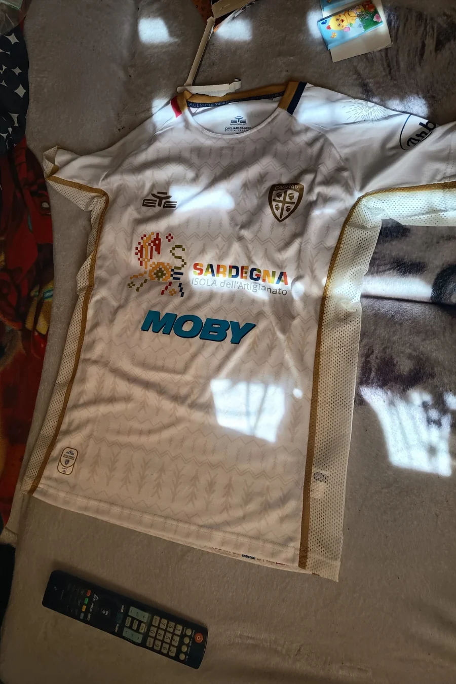 Mystery Box piłkarski – koszulka Cagliari 24/25 trafiona przez klienta Jersey Collection