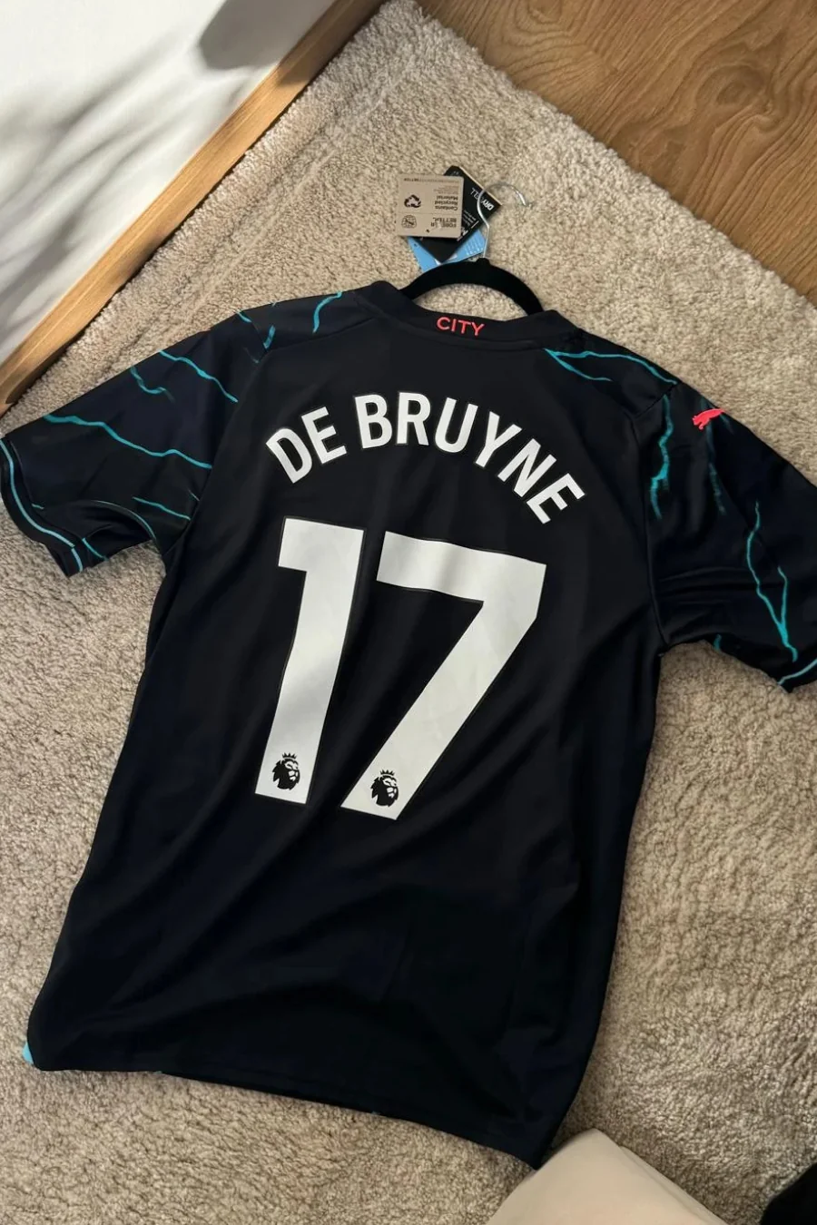 Mystery Box Piłkarski – koszulka Manchester City z nazwiskiem De Bruyne 17 otrzymana przez klienta Jersey Collection