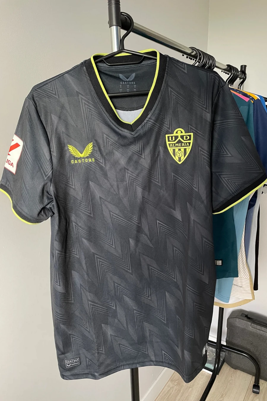 Mystery Box Piłkarski – wyjazdowa koszulka UD Almería 2023/24 otrzymana przez klienta Jersey Collection